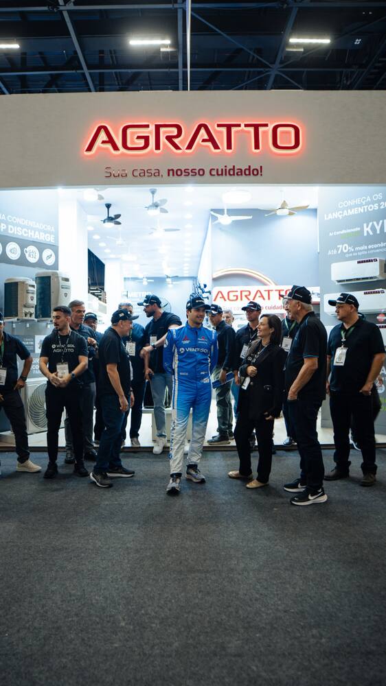 Estande com produtos montados e equipe na entrada